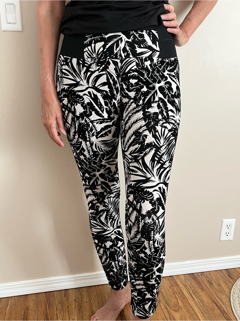one 5 one Black & White Tropical Print Leggings
